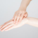 手首のほくろの意味と運勢9選 手の甲 側面 右手 左手 ほくろ占い Spicomi