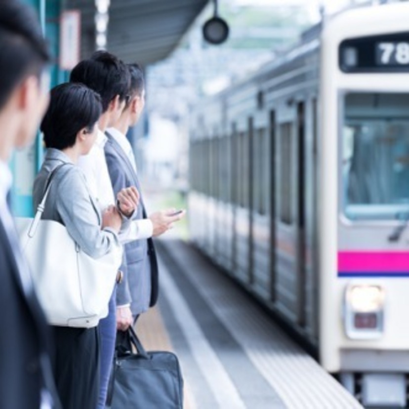 【夢占い】電車の夢の意味67選！乗る・止まる・旅行・忘れ物・遅延・駅