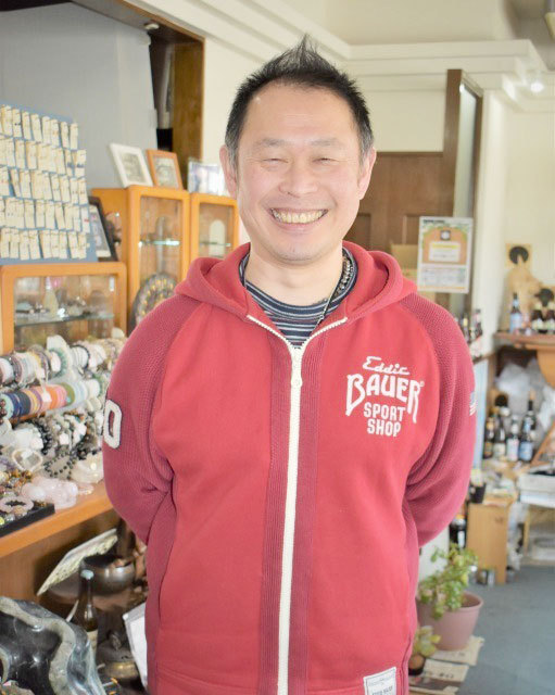 千葉県千葉市のパワーストーンショップ「いしあたま」の店主「宇野 孝」さん