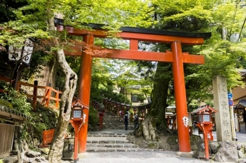 丑の刻参りで有名な神社