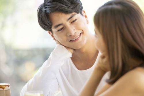 ツインレイ男性は目を見つめる 目力が強く目が離せない Spicomi