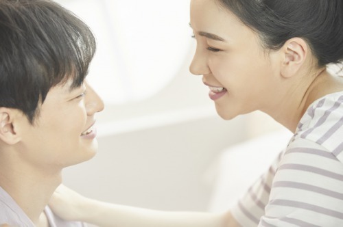 ツインレイ男性は目を見つめる 目力が強く目が離せない Spicomi