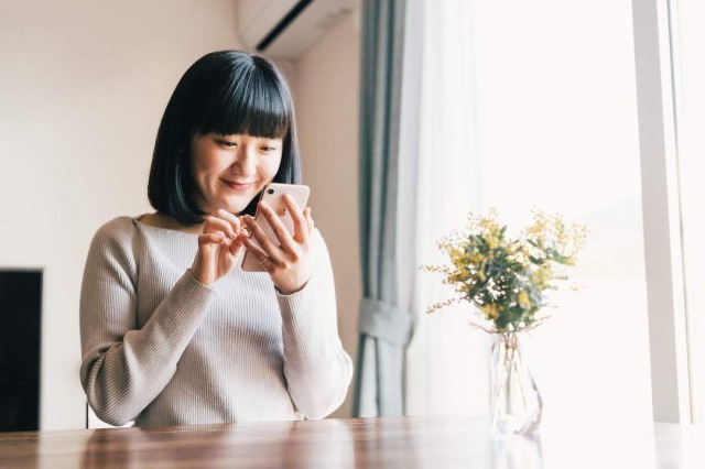 スマホで登録をしている女性