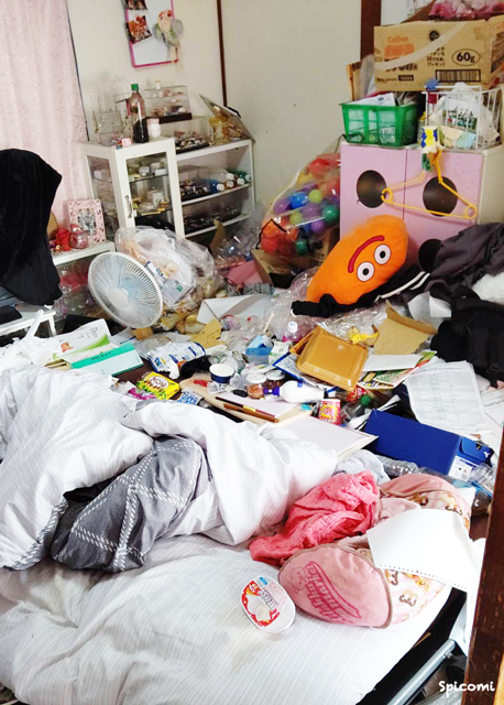 片付けられない女性の部屋画像