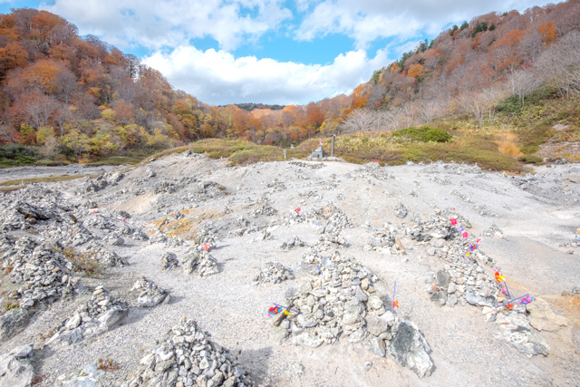恐山の賽の河原と積み石